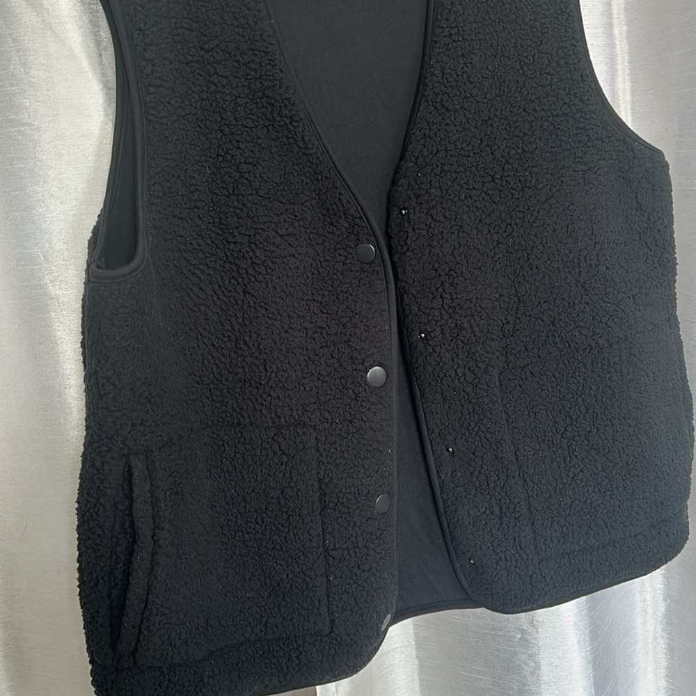 Black Sherpa Button-Front Vest - Women's - Picture 5 of 6